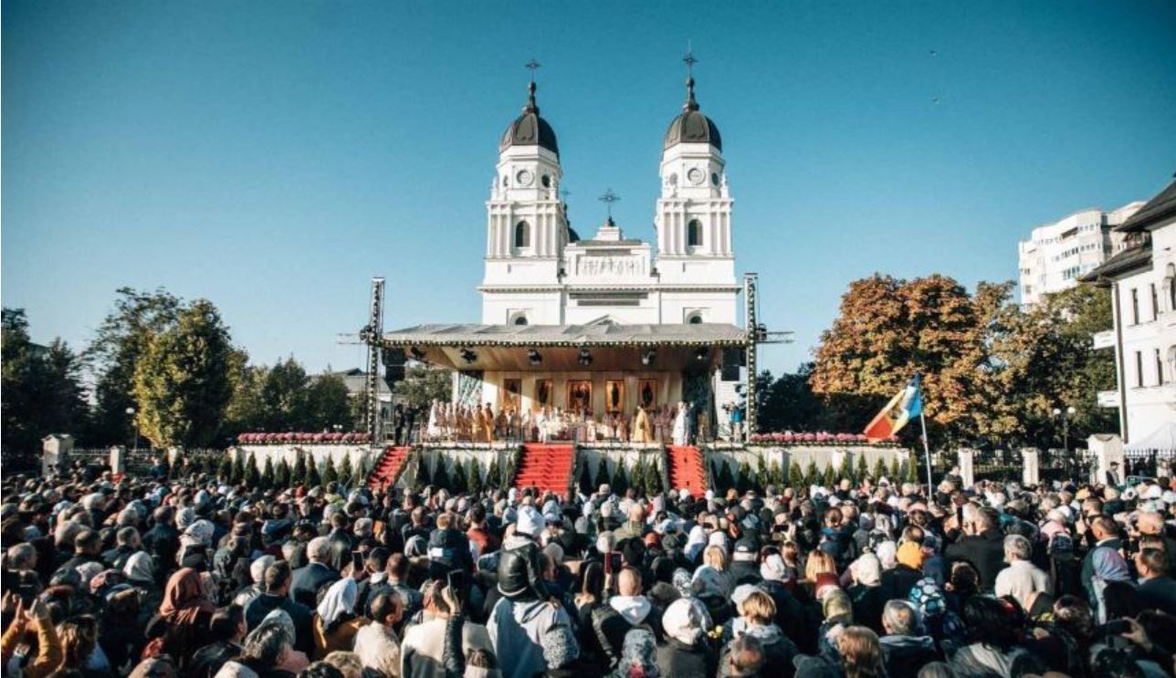 Peste 300.000 de pelerini s-au închinat la moaştele Sf. Parascheva la Iași. 50.000 de oameni încă se află la rând