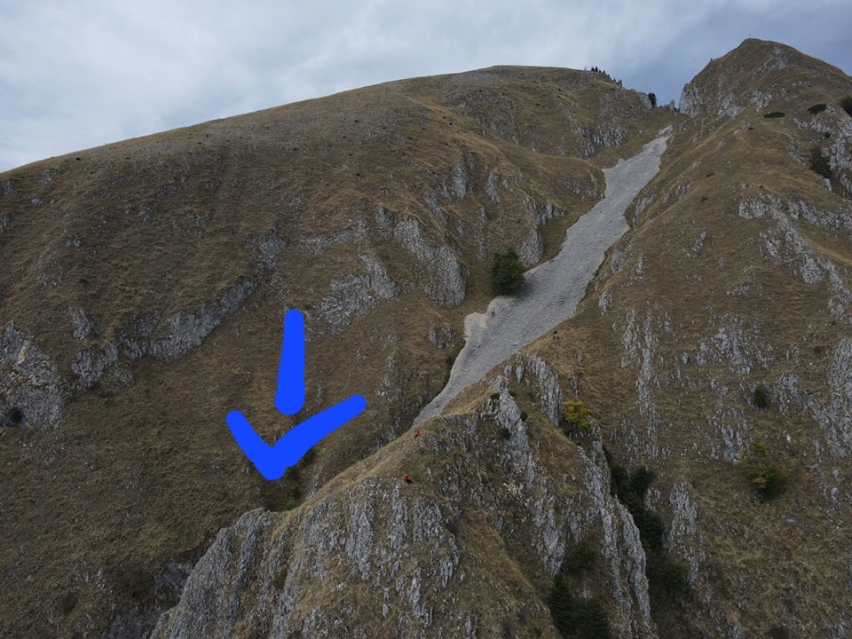 Oase umane și haine au fost găsite într-o zonă muntoasă din Vâlcea