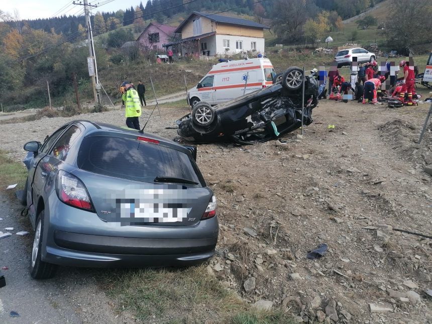 Accident grav în Neamț: O mașină s-a izbit de un parapet şi a fost aruncată peste un autoturism ce circula din sens opus