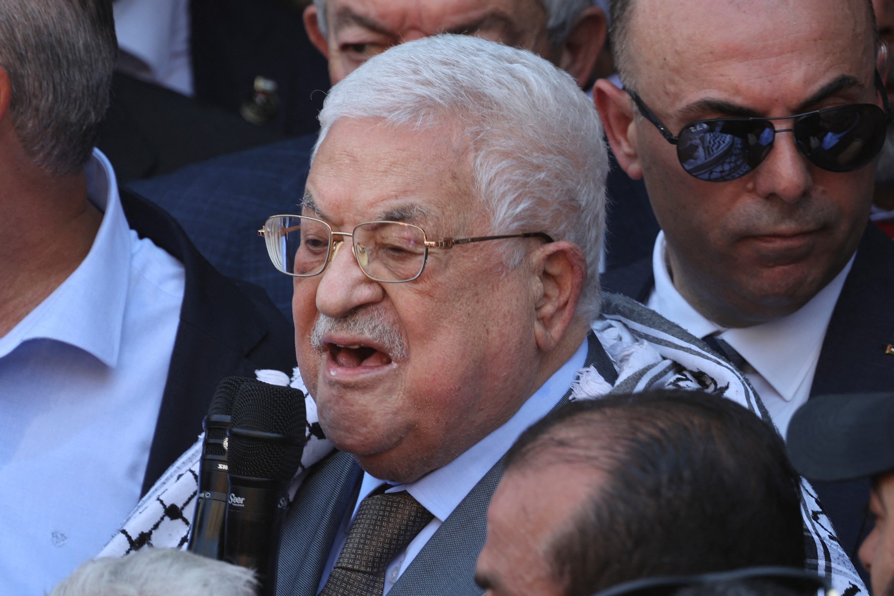 Preşedintele Autorităţii Palestiniene a spus că Hamas nu reprezintă poporul palestinian. Ulterior, declarația a fost modificată