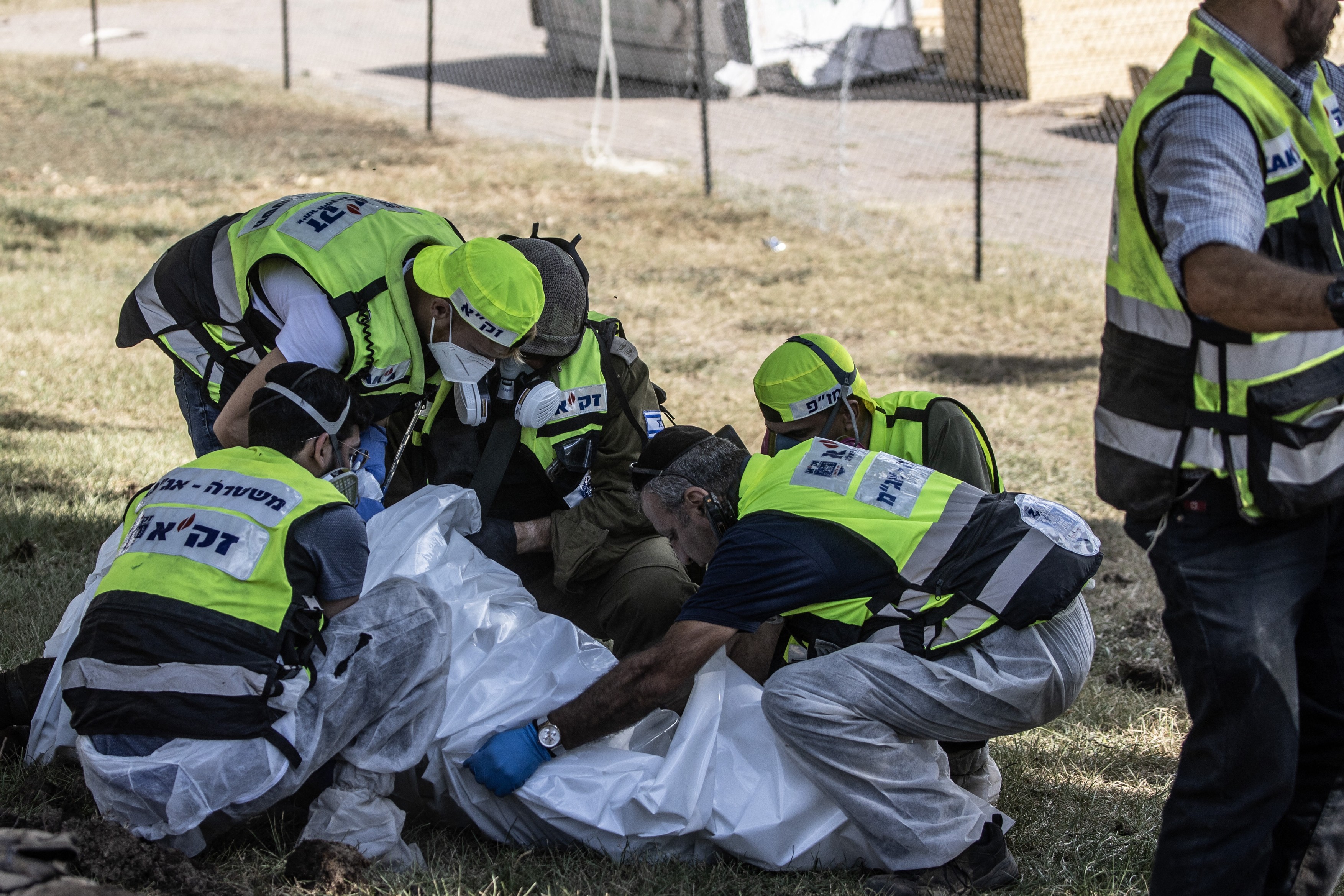 „N-am mai văzut așa ceva de la naziști”. Criminaliștii israelieni identifică cu greu cadavrele oamenilor torturați de Hamas