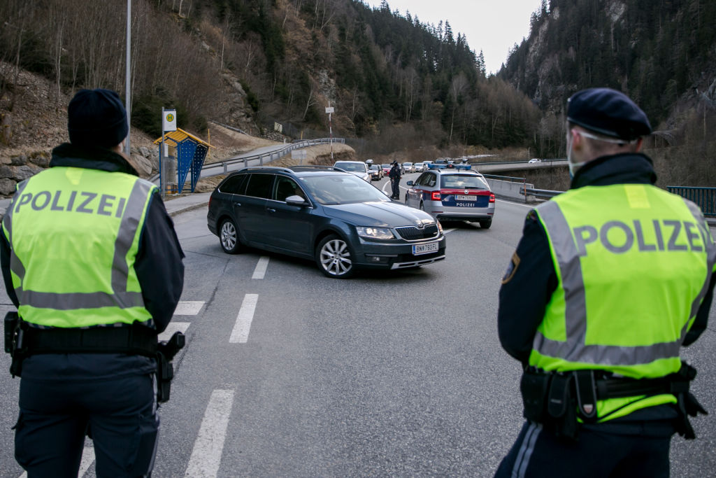 Un român s-a dus cu taxiul până în Austria ca să-și pedepsească iubita care l-a părăsit pentru altul