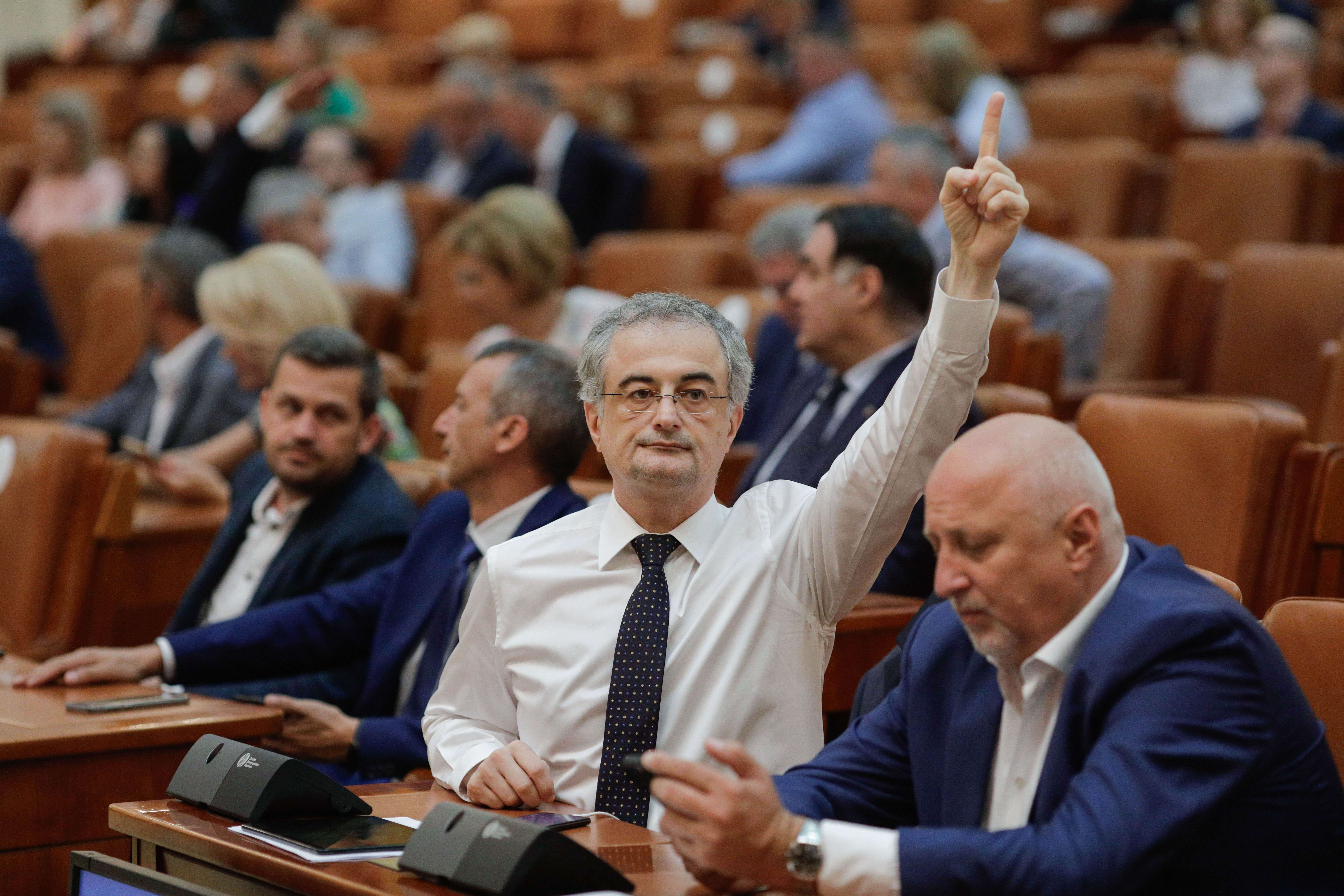 Scandal în Parlament la adoptarea legii privind pensiile speciale. Drulă: „Vor fi eliminate peste 40 de ani”/ Roman: „Nu fiți ipocriți”