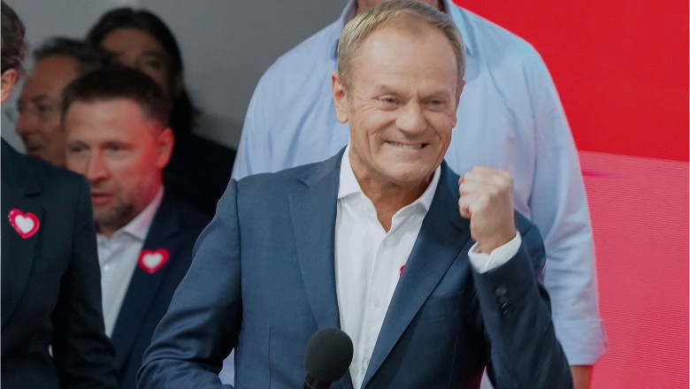 Donald Tusk se bucură după aflarea rezultatelor parțiale la alegerile parlamentare
