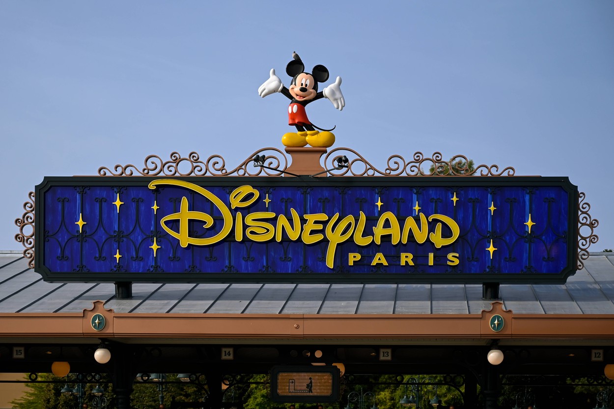 Un tren care transporta europarlamentari la Strasbourg a ajuns din greșeală la Disneyland