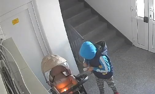 Incendiu într-un bloc din Tecuci: Un băiețel de 9 ani a dat foc intenționat unui cărucior de bebeluși