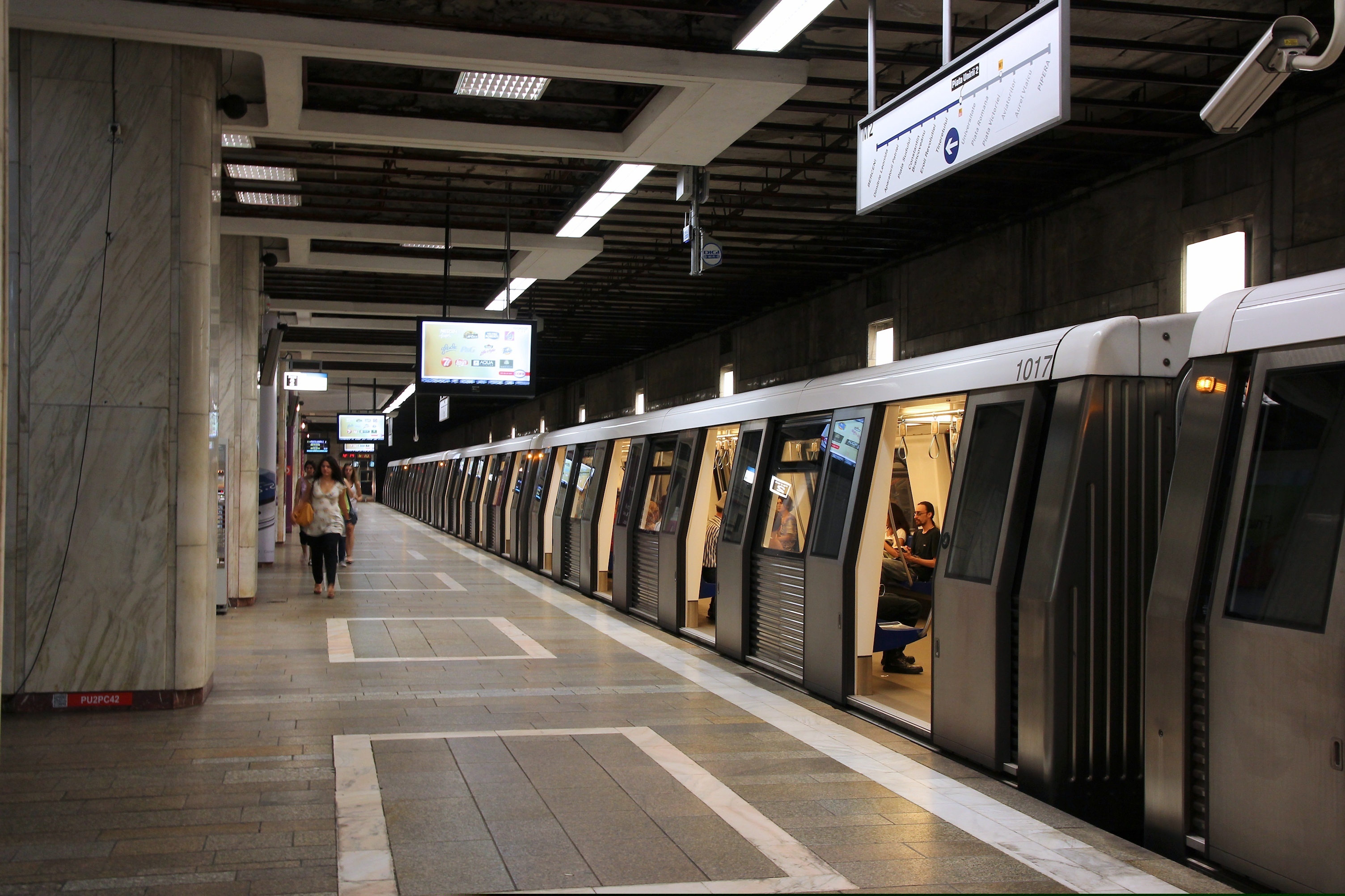 O femeie a căzut pe șine la Piața Unirii, în timp ce metroul intra în stație
