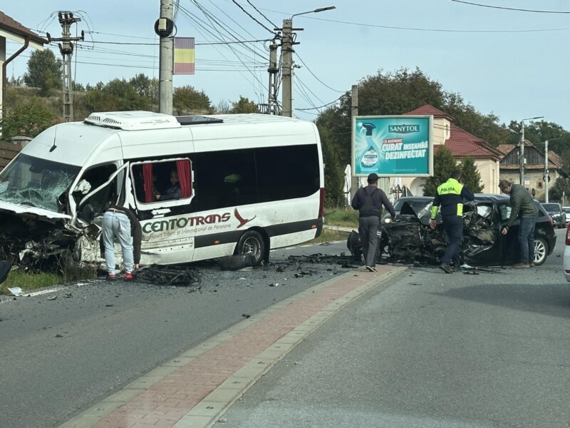 Accident cu 16 victime în Cluj. Un microbuz și o mașină s-au ciocnit, șoferul autoturismului a rămas încarcerat