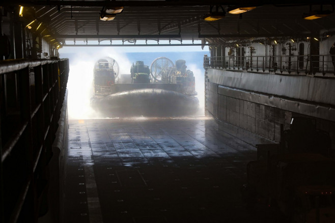 Un vehicul amfibiu se îmbarcă pe USS Carter Hall