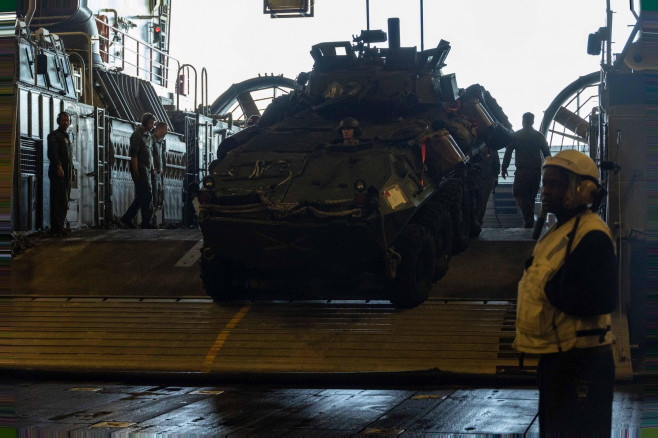 Un vehicul blindat se îmbarcă pe USS Mesa Verde. Foto: Profimedia Images