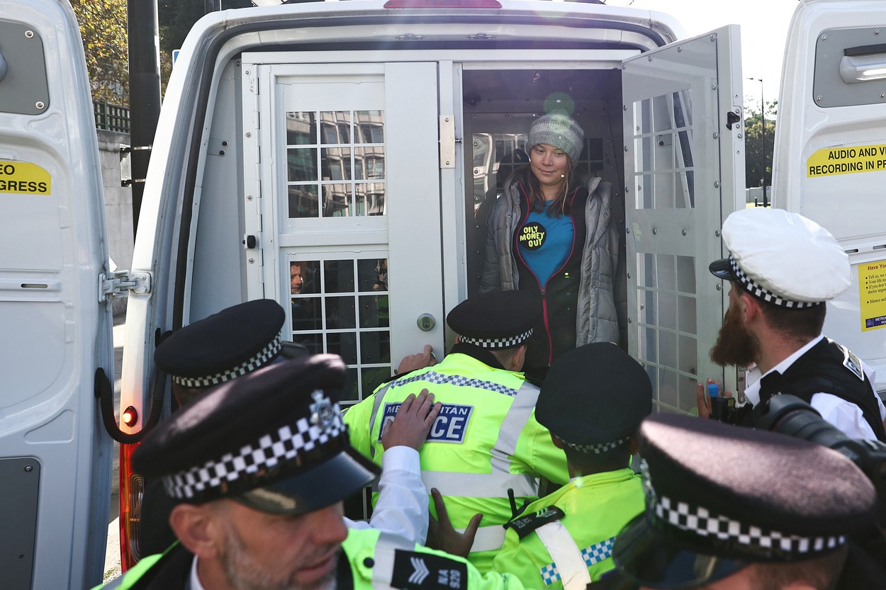 Greta Thunberg a fost luată cu duba de poliția londoneză, de la un protest împotriva companiilor petroliere