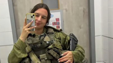 femeie imbracata in uniforma militara