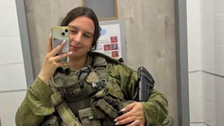 femeie imbracata in uniforma militara