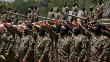 Luptători Hezbollah depun jurământul
