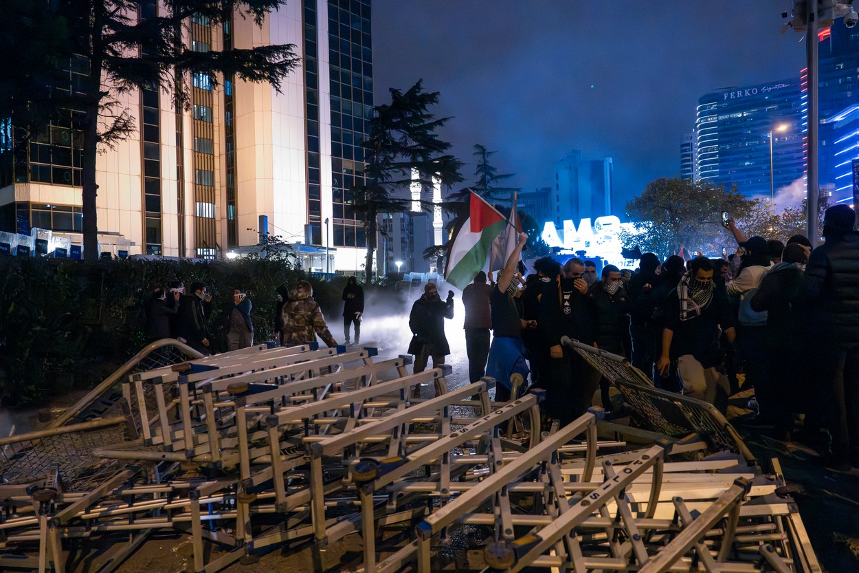Proteste în lumea musulmană după atacul de la spitalul din Gaza. Mulțimi furioase au luat cu asalt ambasadele israeliene și occidentale