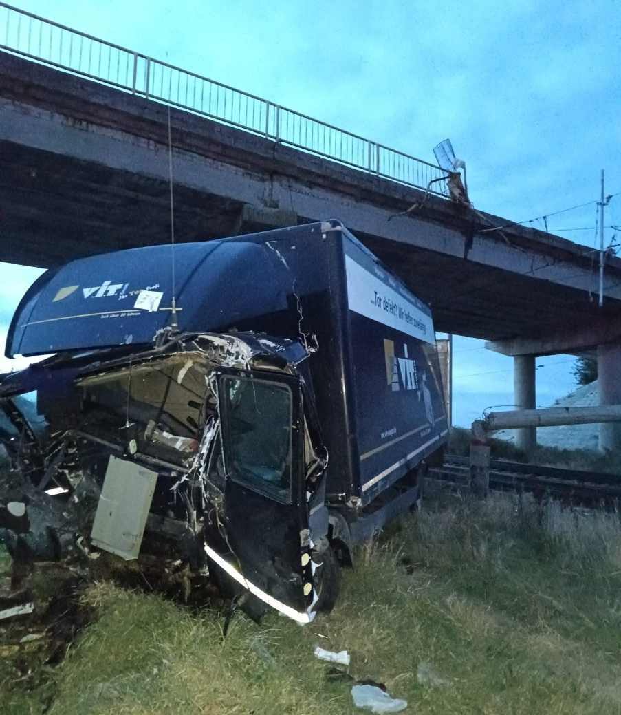 Un TIR a căzut de pe un pod pe calea ferată, în Brăila. Șoferul a fost rănit grav