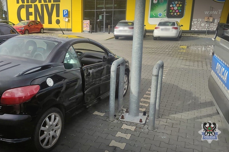 O femeie din Polonia, fără permis, și-a lăsat copilul de 3 ani în mașină și a plecat. Cel mic s-a urcat la volan și a dat peste ea