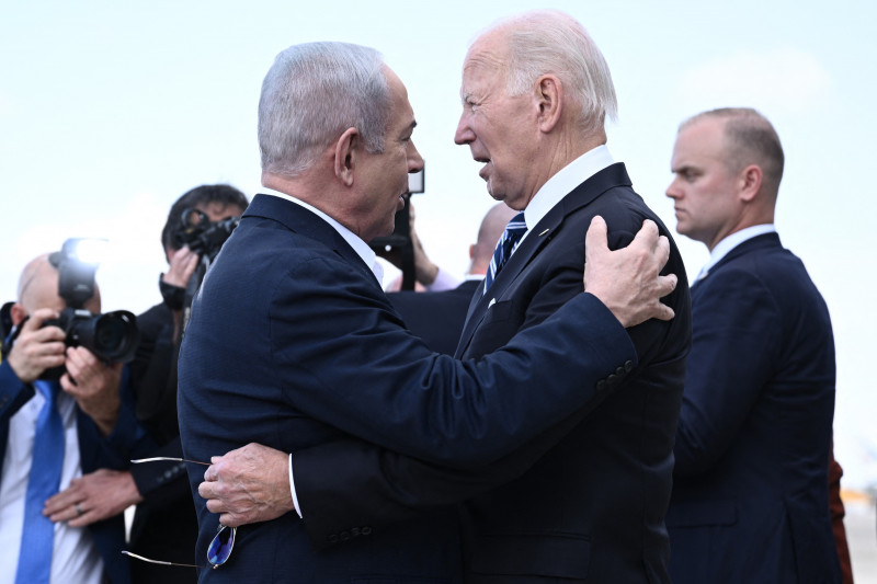 Netanyahu îl îmbrățișează pe Biden