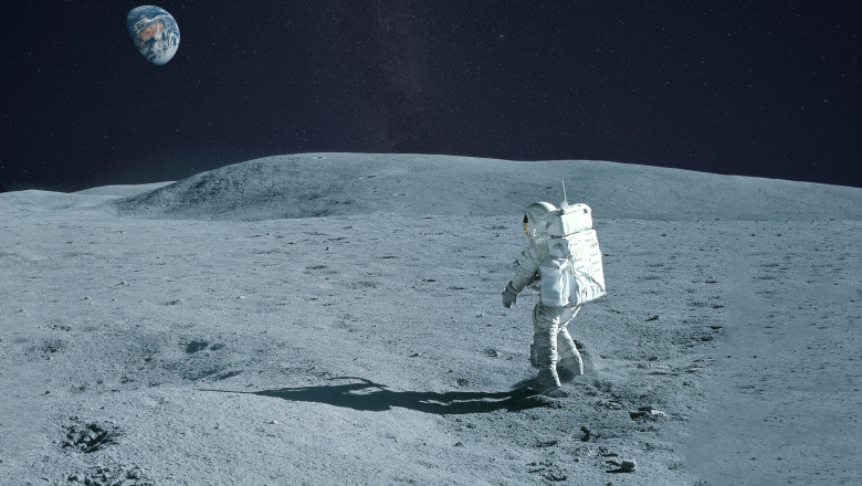 astronaut care se plimba pe luna
