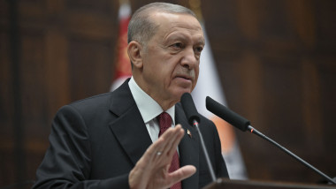 Erdogan la microfon cu palma ridicată