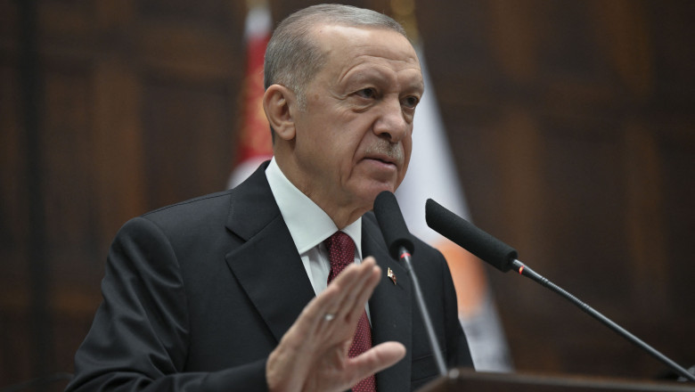 Erdogan la microfon cu palma ridicată
