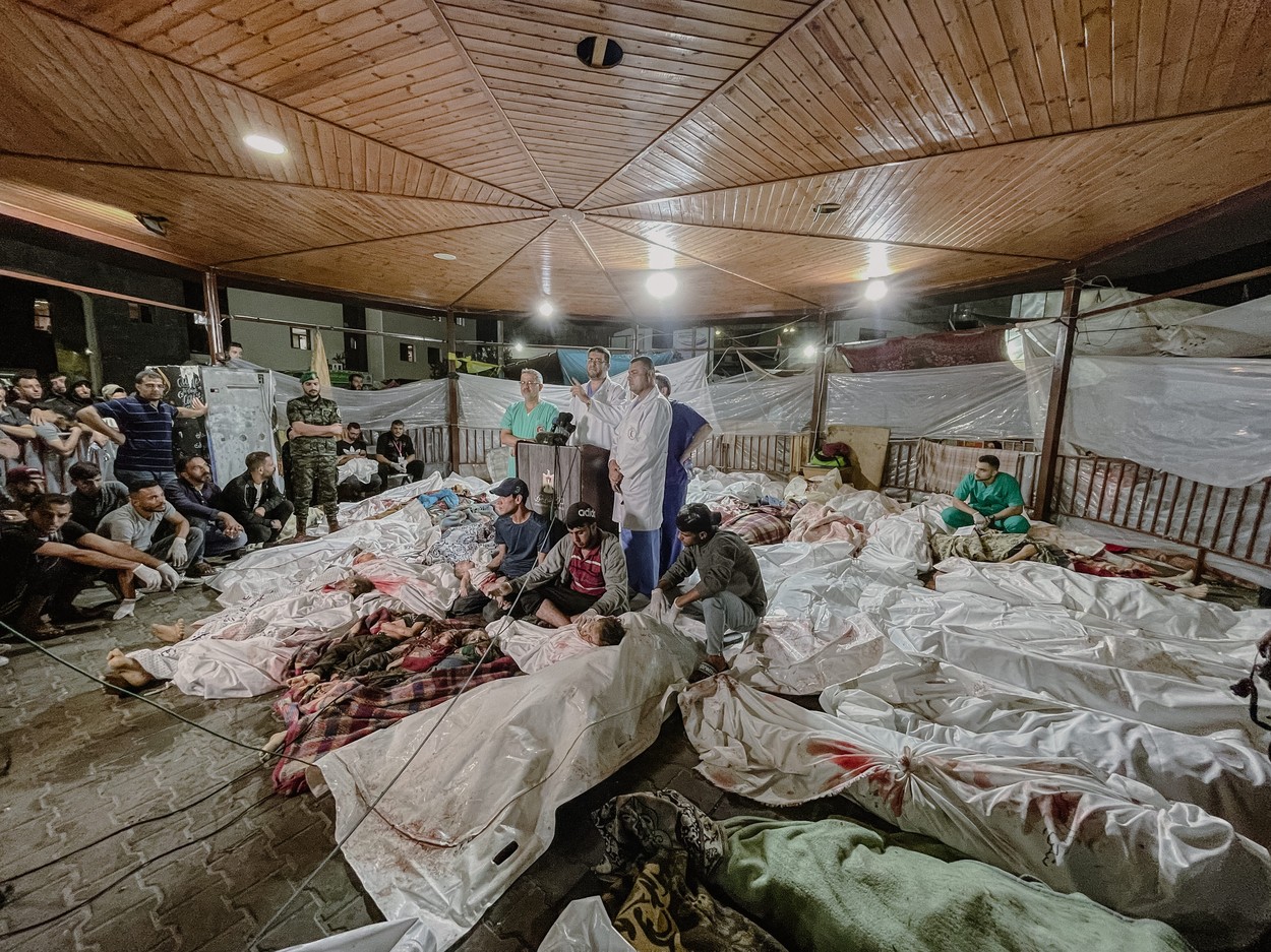 "Au fost uciși într-un minut". Civilii care au murit în spitalul din Gaza s-au adăpostit acolo crezând că e mai sigur decât în case
