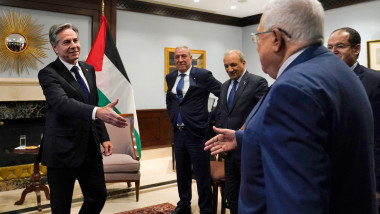 Antony Blinken îi întinde mâna lui Mahmoud Abbas