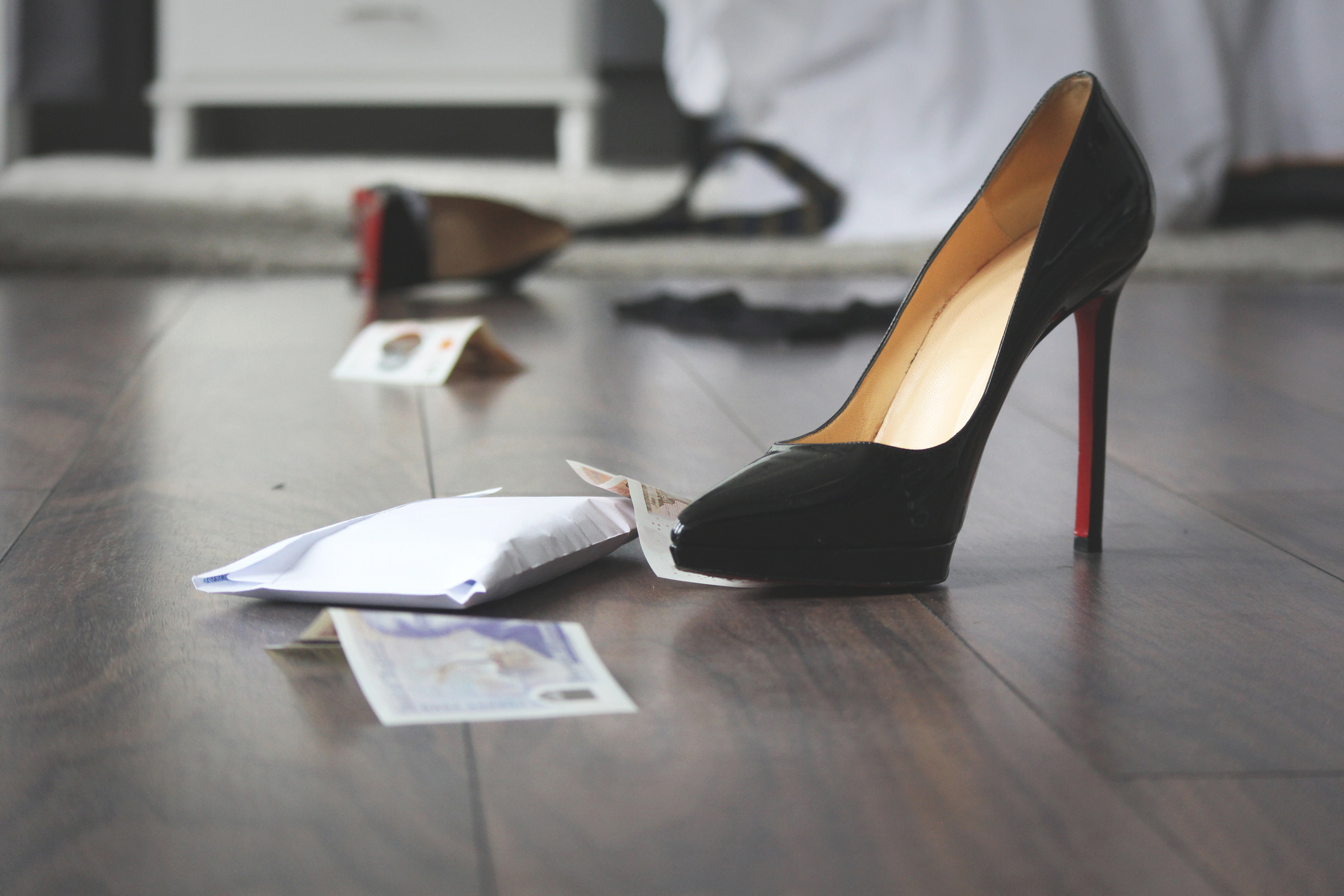Bărbat arestat preventiv pentru că și-ar fi ajutat soția să se prostitueze. Posta anunțurile, făcea programările și o ducea la clienți