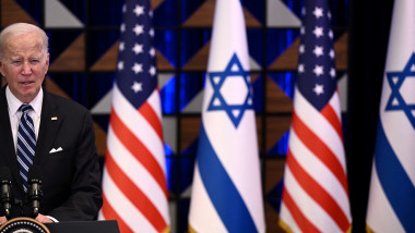 Joe Biden la pupitru cu steagurile SUA și ale Israel în spatele său