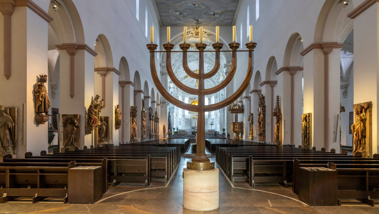 interior sinagoga, menora