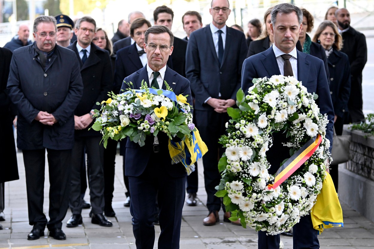 Omagiu adus victimelor împușcate în atacul terorist de la Bruxelles. Premierul Suediei și cel al Belgiei au depus coroane de flori