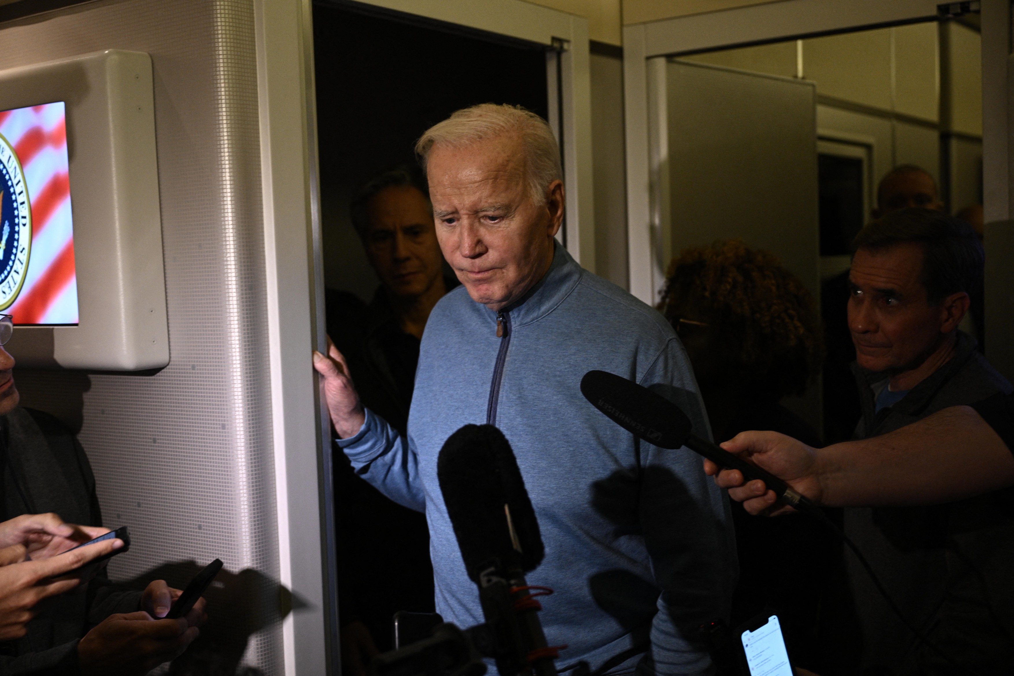 Apariție-surpriză a lui Joe Biden la bordul US Air Force One. Președintele SUA promite că vor fi eliberați ostaticii americani