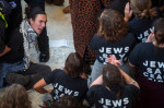 protestatari anti-război în tricouri negre inscripționate în clădirea capitoliului SUA