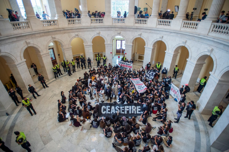 protestatari anti-război în tricouri negre inscripționate în clădirea capitoliului SUA