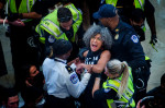 Israel-Haprotestatari anti-război în tricouri negre inscripționate în clădirea capitoliului SUAmas War Protest On Capitol Hill - Washington