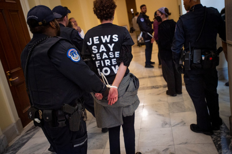 protestatari anti-război în tricouri negre inscripționate în clădirea capitoliului SUA