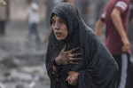 femeie bombardament rafah