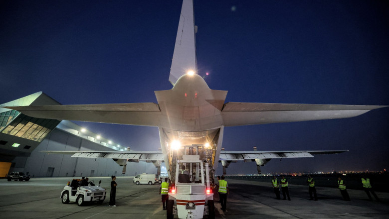Ajutoare umanitare furnizate de Organizația Națiunilor Unite sunt încărcate într-un avion de transport militar C-130H-30 Hercules cu turbopropulsie al Forțelor Aeriene ale Emiratelor Arabe Unite, pe Aeroportul Internațional din Dubai, înainte de plecarea spre Cairo.