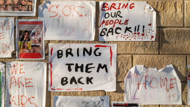 Afișe cu mesaje pentru recuperarea persoanelor dispărute din Israel, lipite de protestatari în Tel Aviv