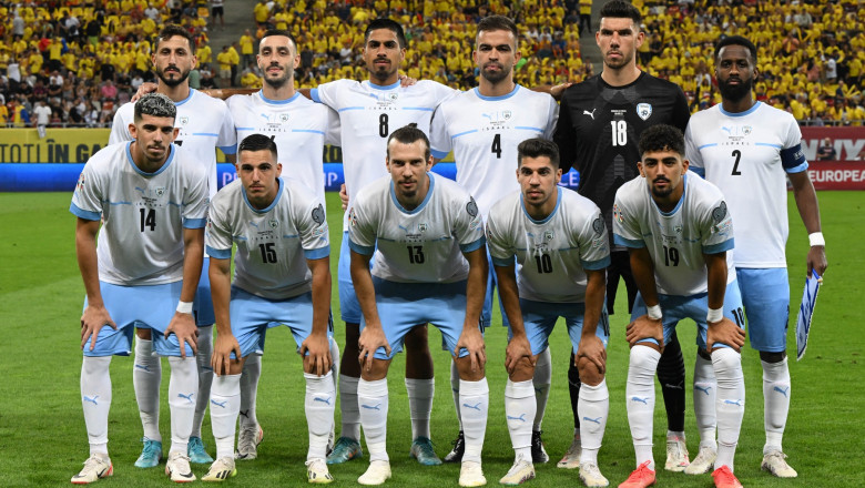 Echipa de fotbal a Israelului pozează pentru o fotografie înainte de meciul de fotbal dintre România și Israel, din preliminariile UEFA EURO 2024, la București