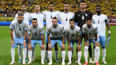 Echipa de fotbal a Israelului pozează pentru o fotografie înainte de meciul de fotbal dintre România și Israel, din preliminariile UEFA EURO 2024, la București