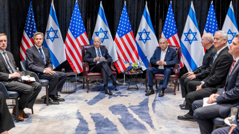 Președintele Joe Biden, în centru stânga, a avut o întâlnire bilaterală cu prim-ministrul israelian Benjamin Netanyahu, în dreapta, și cu delegația sa la Hotelul Kempinski