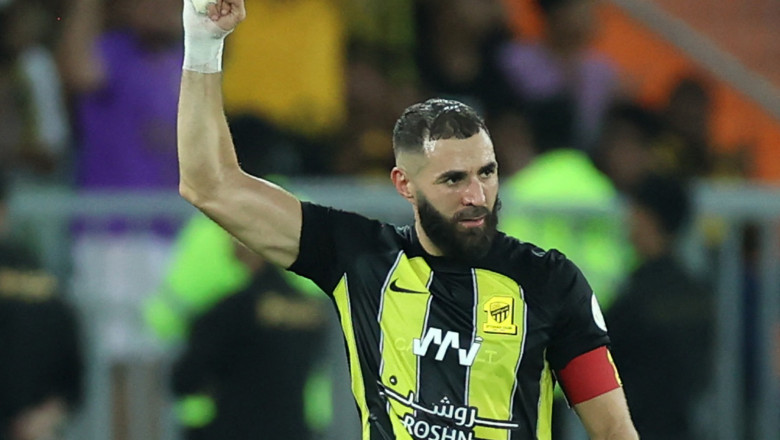 karim benzema tine pumnul strans in sus, echipat in tricoul Al-Ittihad