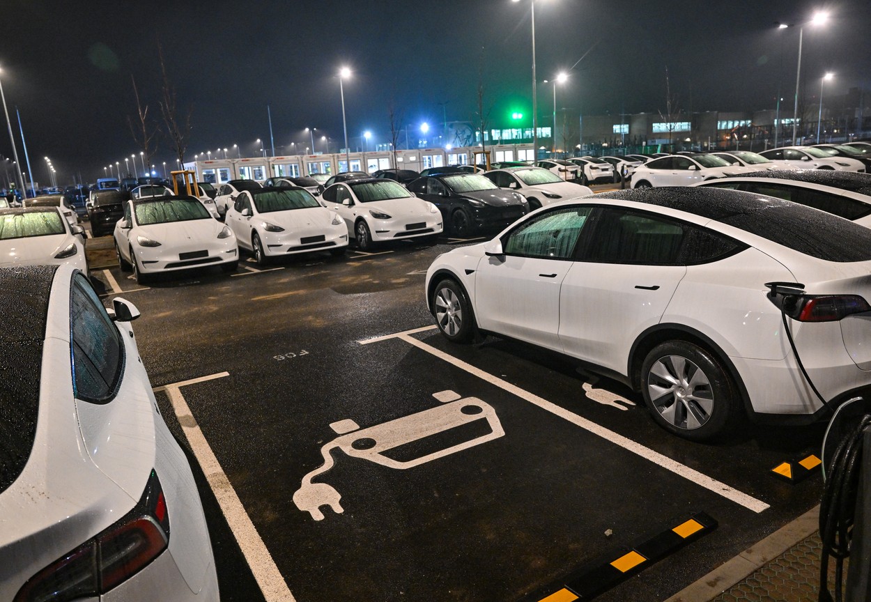 SUA: Majorarea dobânzilor scade cererea de mașini electrice. Tesla și alți constructori își încetinesc producția