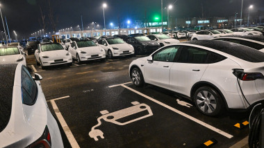 mașini electrice în parcare