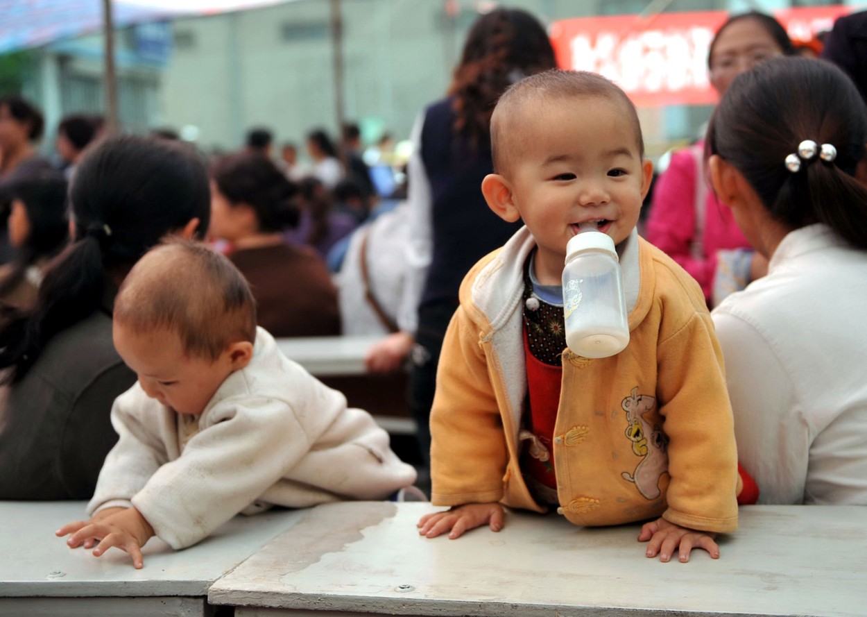Nestlé a închis una dintre fabricile sale de lapte praf pentru bebeluși, dând vina pe chinezii care nu mai fac destui copii