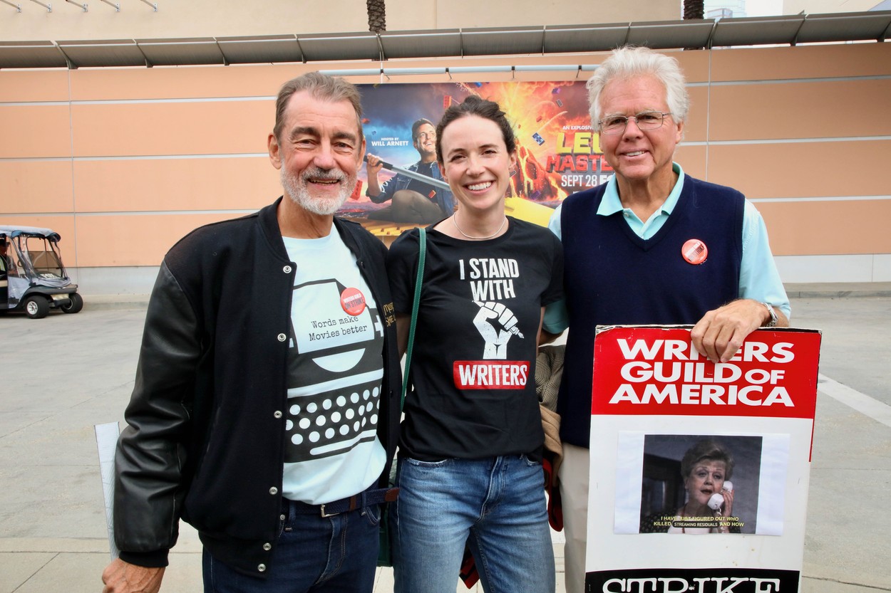 Scenariştii de la Hollywood au încheiat oficial greva. 99% din membrii WGA au votat pentru pace cu studiourile