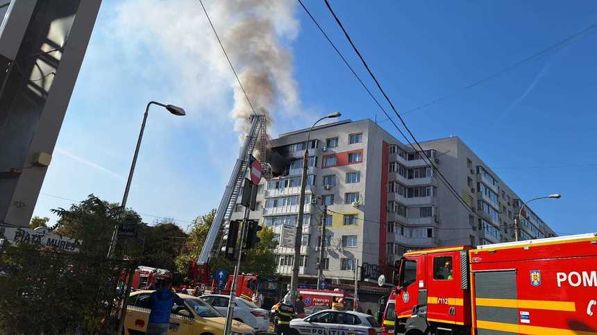 Explozie urmată de incendiu într-un apartament de pe Calea Griviţei. Sunt degajări mari de fum