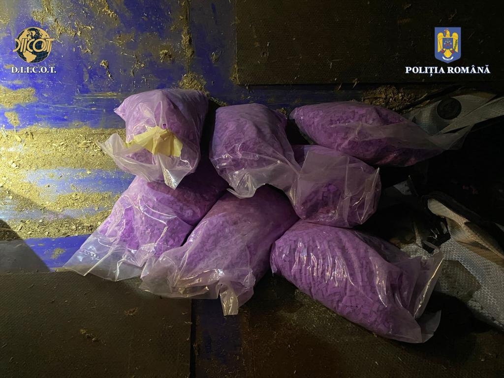 Captură record de ecstasy în România. Droguri de 4 milioane de euro, ascunse într-o parcare din Argeș