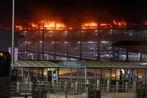 Toate zborurile de pe Aeroportul Luton din Londra au fost suspendate din cauza unui incendiu puternic